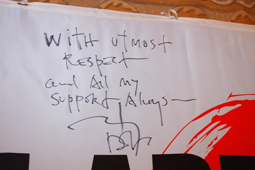 横断幕に書き込まれたジョニー・デップのメッセージとサイン