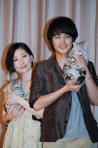 ネコを抱いた坂本真綾（左）と中村蒼（右）