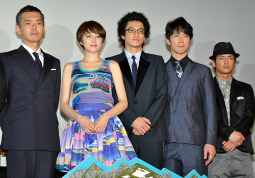 写真左から渡部篤郎、長澤まさみ、小栗旬、佐々木蔵之介、石田卓也