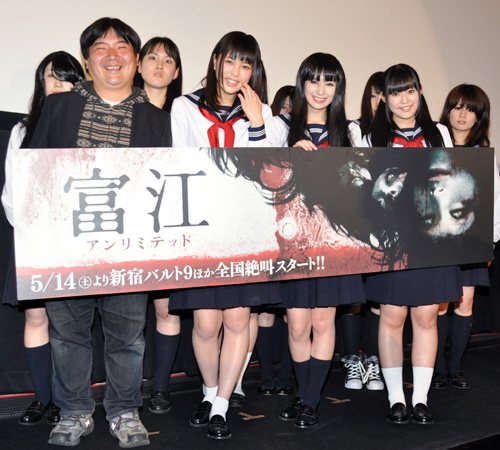 写真左から井口昇監督、荒井萌、仲村みう、多田愛佳（AKB48）