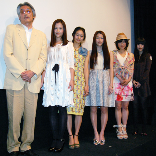 写真左から長崎俊一監督、草刈麻有、忽那汐里、成海璃子、森田彩華、矢沢洋子