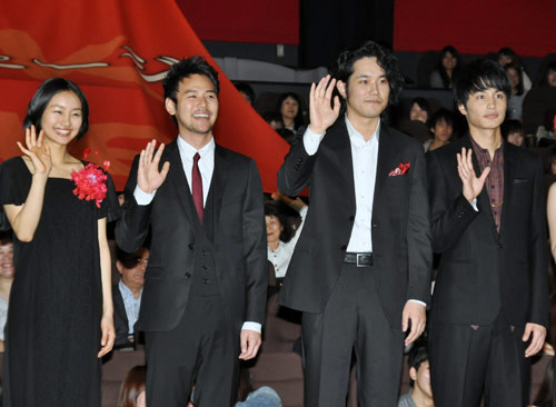 左から忽那汐里、妻夫木聡、松山ケンイチ、中村蒼