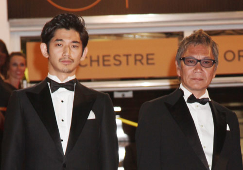 瑛太（左）と三池崇史監督（左）