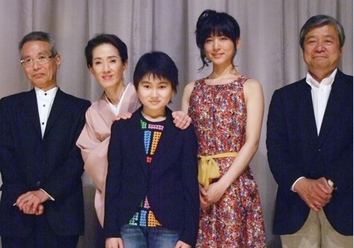 写真左から近藤明男監督、いしだあゆみ、吉井一肇（子役）、早織、鳥居明夫ゼネラルプロデューサー