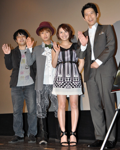 写真左から大森研一監督、真司郎（AAA）、近野成美、宮川一朗太