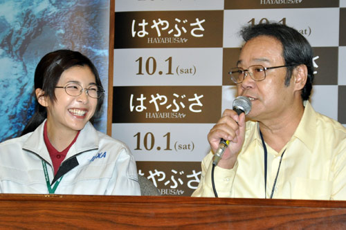 西田敏行（右）の話に大笑いする竹内結子（左）