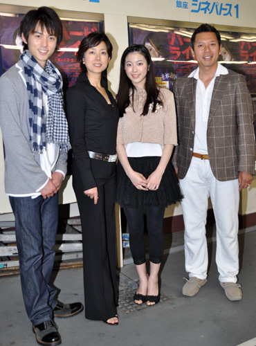 写真左から片岡信和、秋本奈緒美、寺島咲、パンチ佐藤