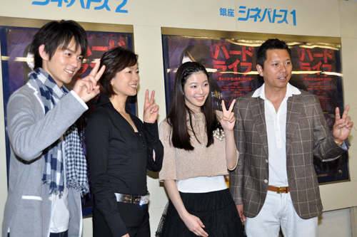 写真左から片岡信和、秋本奈緒美、寺島咲、パンチ佐藤