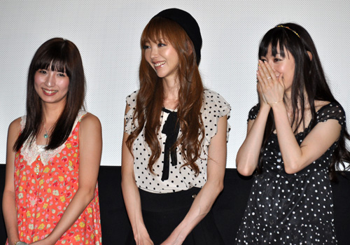写真左から小田あさ美、山崎みどり、秋山莉奈