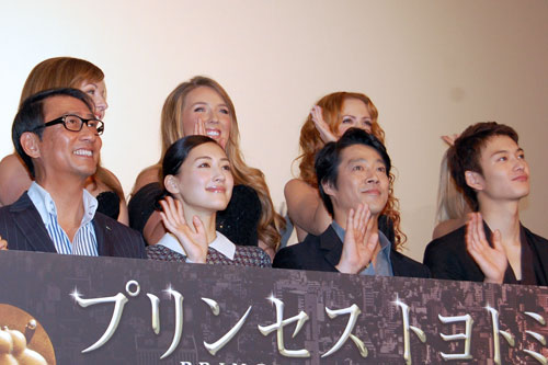 前列左から中井貴一、綾瀬はるか、堤真一、岡田将生。後列はケルティアック・ウーマンのメンバー（左からリサ・ケリー、クロエ、リサ・ラム）