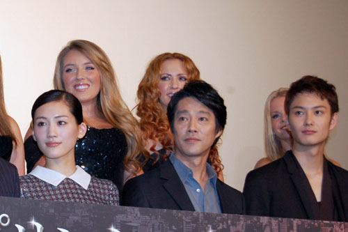前列左から綾瀬はるか、堤真一、岡田将生。後列左からクロエ、リサ・ラム、マレード