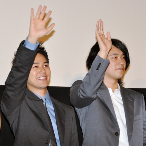 客席に手を振る妻夫木聡（左）と松山ケンイチ（右）