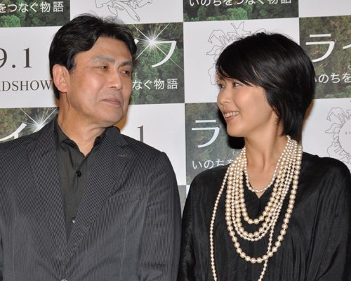 見つめ合う松本幸四郎（左）と松たか子（右）