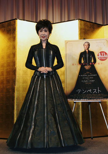 オスカー・ノミネートの豪華ドレスを着た小林幸子が映画イベントに初登場！