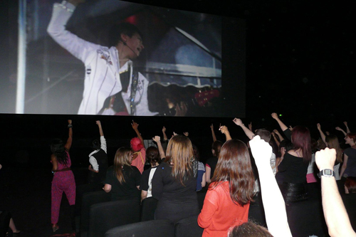 泣き出す人も！ ラルク20周年ライブが海外の映画館でも大盛り上がり