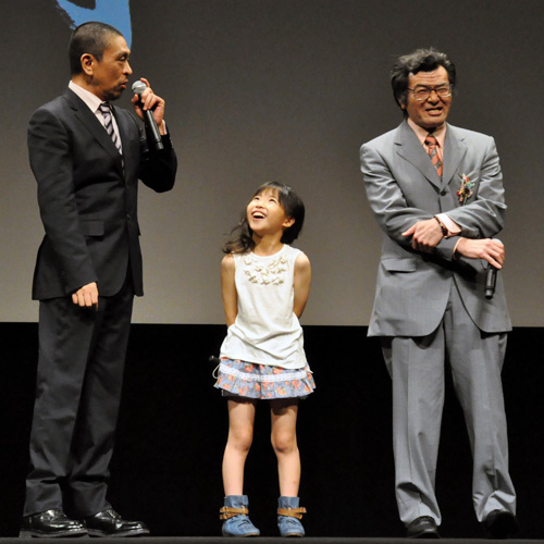 写真左から松本人志監督、熊田聖亜、野見隆明