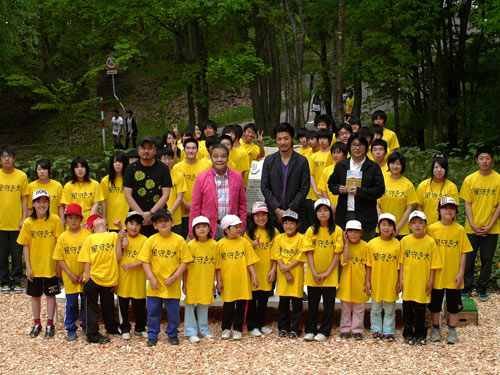 名寄市の子どもたちに囲まれた西田敏行と玉山鉄二たち