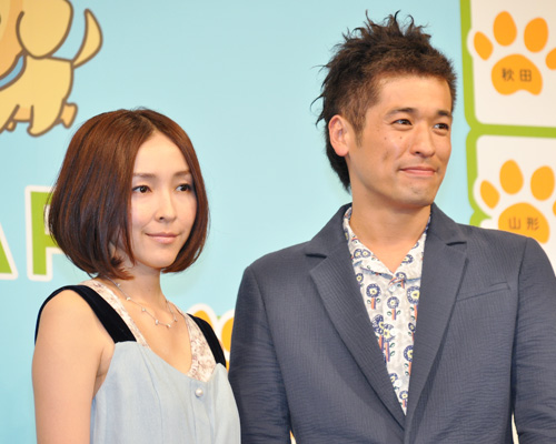 麻生久美子（左）と佐藤隆太（右）