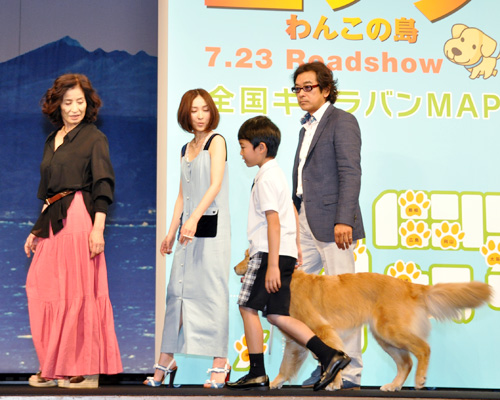 降壇するキャストと監督と犬のロック