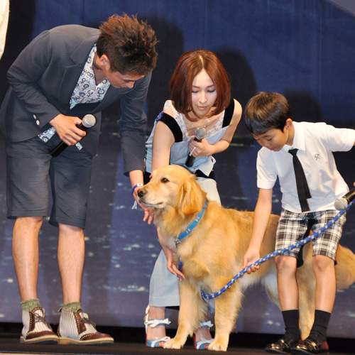 写真左から佐藤隆太、麻生久美子、土師野隆之介