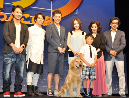 写真左から柏原収史、岡田義徳、佐藤隆太、麻生久美子、土師野隆之介（子役）、倍賞美津子、中江功監督