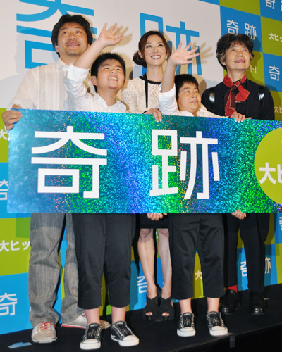 写真左から是枝裕和監督、前田航基、大塚寧々、前田旺志郎、樹木希林