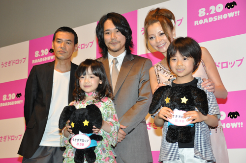 後列左からSABU監督、松山ケンイチ、香里奈
前列左から芦田愛菜、佐藤瑠生亮