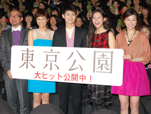 写真左から青山真治監督、榮倉奈々、三浦春馬、小西真奈美、井川遥