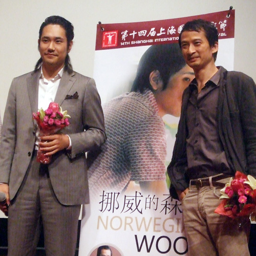 松山ケンイチ（左）とトラン・アン・ユン監督（右）
