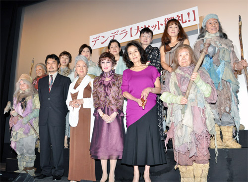 上段左から、田根楽子、山口美也子、白川和子、角替和枝、赤座美代子
下段左から天願大介監督、草笛光子、浅丘ルリ子、倍賞美津子
周りを老女10名が囲み、登壇者の総年齢は1300歳超えに！