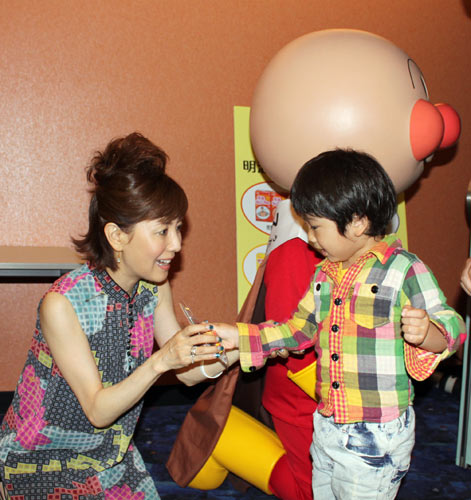 子どもたちと握手する戸田恵子
