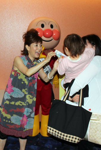 子どもたちと握手する戸田恵子