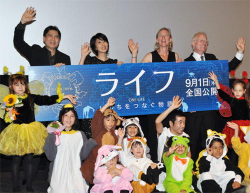 後列左から松本幸四郎、松たか子、マーサ・ホームズ監督、マイケル・ガントン監督
前列は猫ひろし率いるスペシャルサポーターの子どもたち