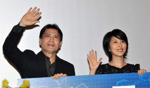 観客に手を振る松本幸四郎（左）と松たか子（右）