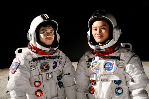 アトランティス号に乗って宇宙へ旅立った『宇宙兄弟』小栗旬（左）と岡田将生（右）の写真
(C) 2012「宇宙兄弟」製作委員会