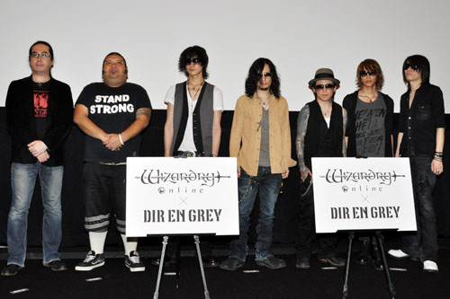 左からプロデューサーの岩井ケイシ、VJのBoo、Toshiya、薫、京、Shinya、Die