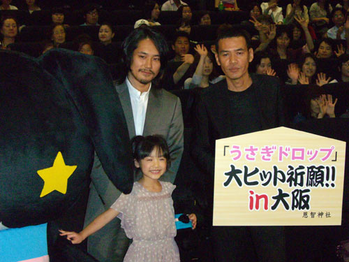 芦田愛菜（前）と松山ケンイチ（左）、SABU監督（右）