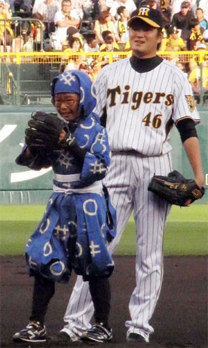 加藤清史郎（左）と阪神の鶴直人投手（右）