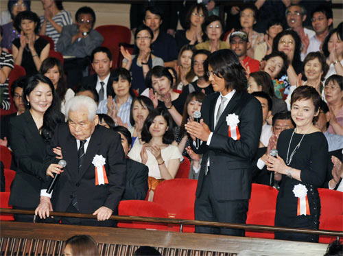 左から新藤兼人監督、豊川悦司、大竹しのぶ