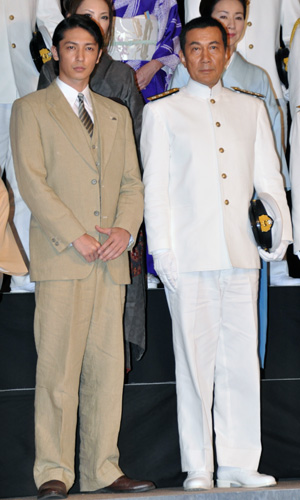 玉木宏（左）と役所広司（右）