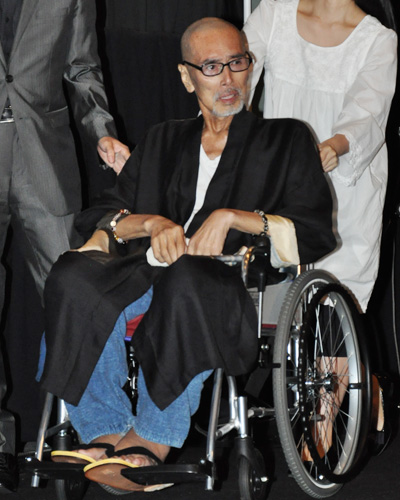 舞台挨拶に車椅子で登壇した原田芳雄