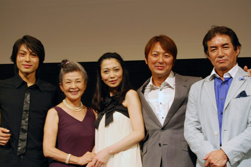 左から寿大聡、草村礼子、遠藤久美子、山崎佳之、田中健