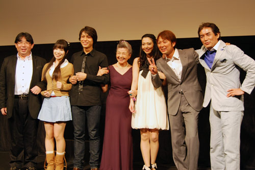 左から小林仁監督、三田村春奈、寿大聡、草村礼子、遠藤久美子、山崎佳之、田中健