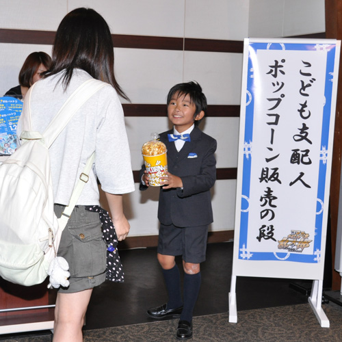 女性客にポップコーンを手渡す加藤清史郎（右）