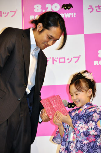 松山ケンイチ（左）への感謝の手紙を読み上げる芦田愛菜（右）