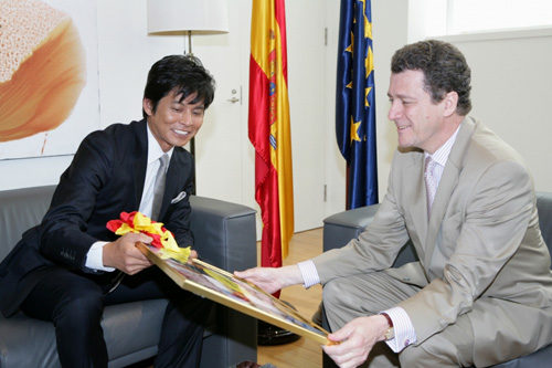 織田裕二（左）とミゲル・アンヘル・ナバーロ・ポルテラ駐日スペイン大使（右）