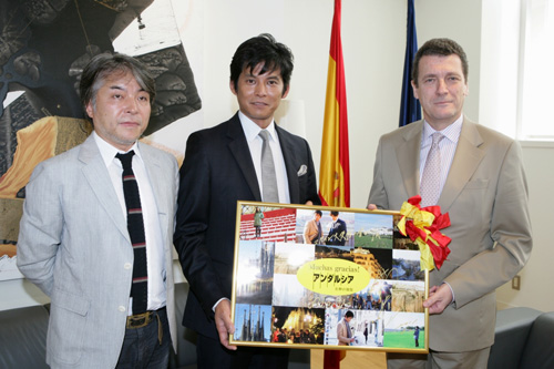 左から西谷弘監督、織田裕二、ミゲル・アンヘル・ナバーロ・ポルテラ駐日スペイン大使