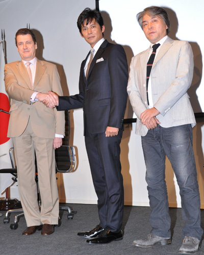 左からミゲル・アンヘル・ナバーロ・ポルテラ駐日スペイン大使、織田裕二、西谷弘監督