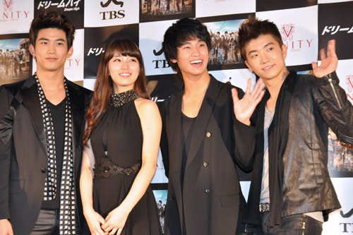 左からオク・テギョン（2PM）、ペ・スジ（miss A）、キム・スヒョン、チャン・ウヨン（2PM）