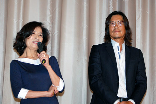 倍賞美津子（左）と豊川悦司（右）